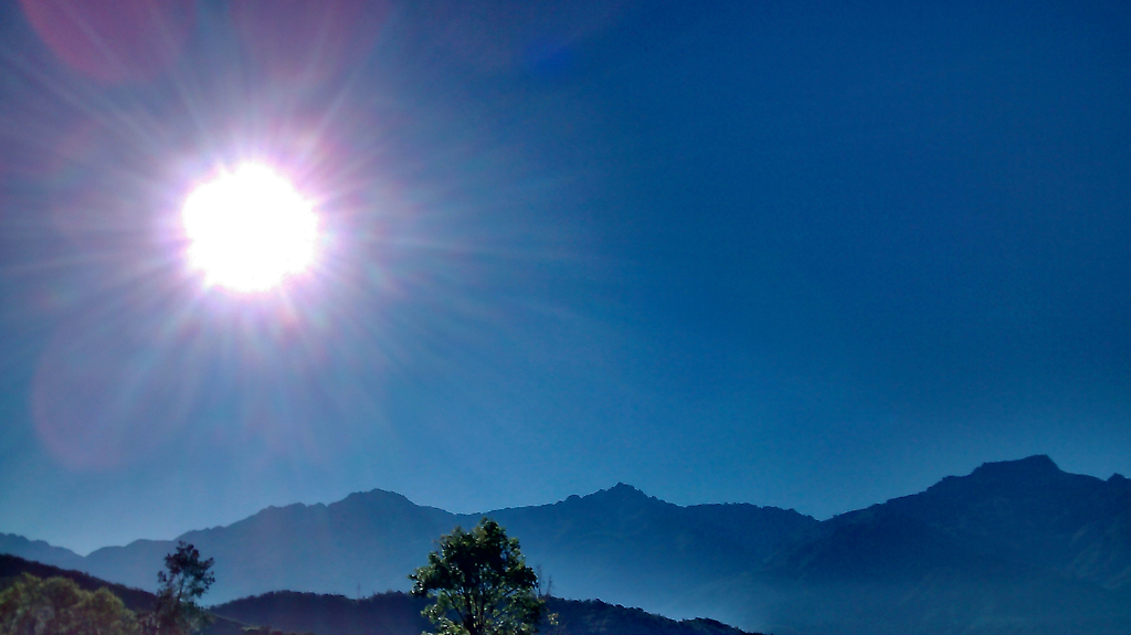 Imágen de la Sierra Nevada captada desde el sector Plaýon Bajo (zona norte de la ciudad de Mérida) la mañana del 29 de diciembre, con temperatura  ambiente de 10°C.