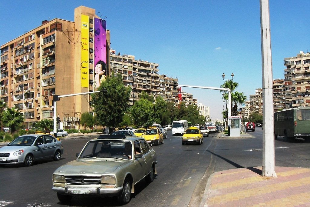 Avenida Fayez Mansour rodeada de complejos residenciales a un costado de la Base Aérea de Mezzeh.