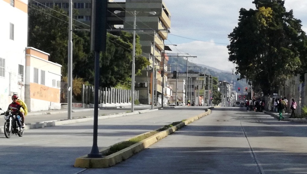 Avenida Tulio Febres Cordero esta imagen sin transporte público y con la vía del trolebús sin unidades recorriendo, se mantuvo igual toda la jornada.