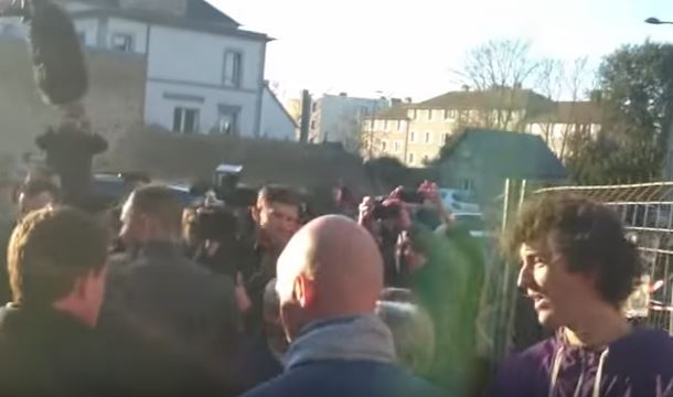 Manuel Valls recibió una bofetada de un joven cuando salía del ayuntamiento de Lamballe