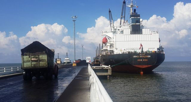 El buque proveniente de Panamá arribó con 35 contenedores con harina, leche, pasta, guantes quirúrgicos, entre otros artículos.