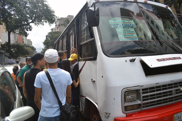 Transportistas siguen cobrando 100 bolívares a pesar de no estar establecido en la ley. Los usuarios lo pagan para evitar confrontaciones.
