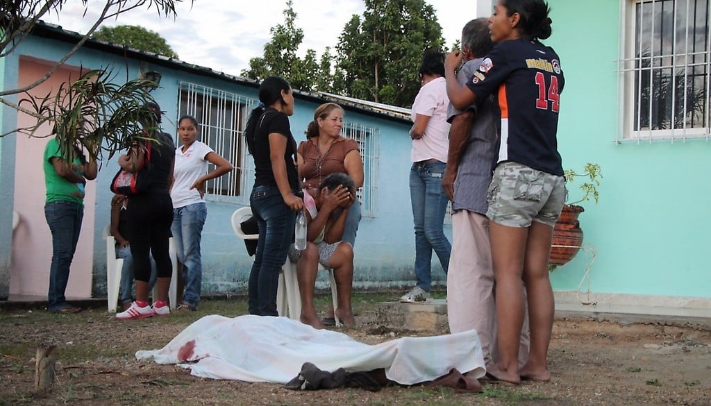 El cuerpo de la víctima quedó tenido en el frente de su residencia | Foto: Cortesía Carlos Álvarez/La Verdad de Monagas