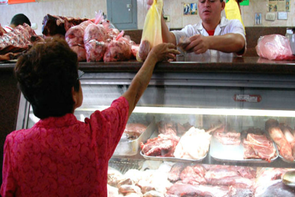 En el mercado de Quinta Crespo, el kilo de pechuga de pollo oscila entre los 4 mil 500 y 5 mil bolívares.