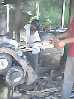 Faena de molienda de caña de azucar en pequeño trapiche de cooperativistas campesinos fabricantes de panelas
