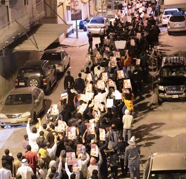 El pueblo de Baherein protesta ante la llegada de una delegación de rabinos extremistas