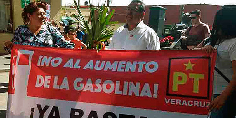 Grupos de la izquierda mexicana protestan en contra "el gasolinazo" del gobierno neoliberal de Peña Nieto.
