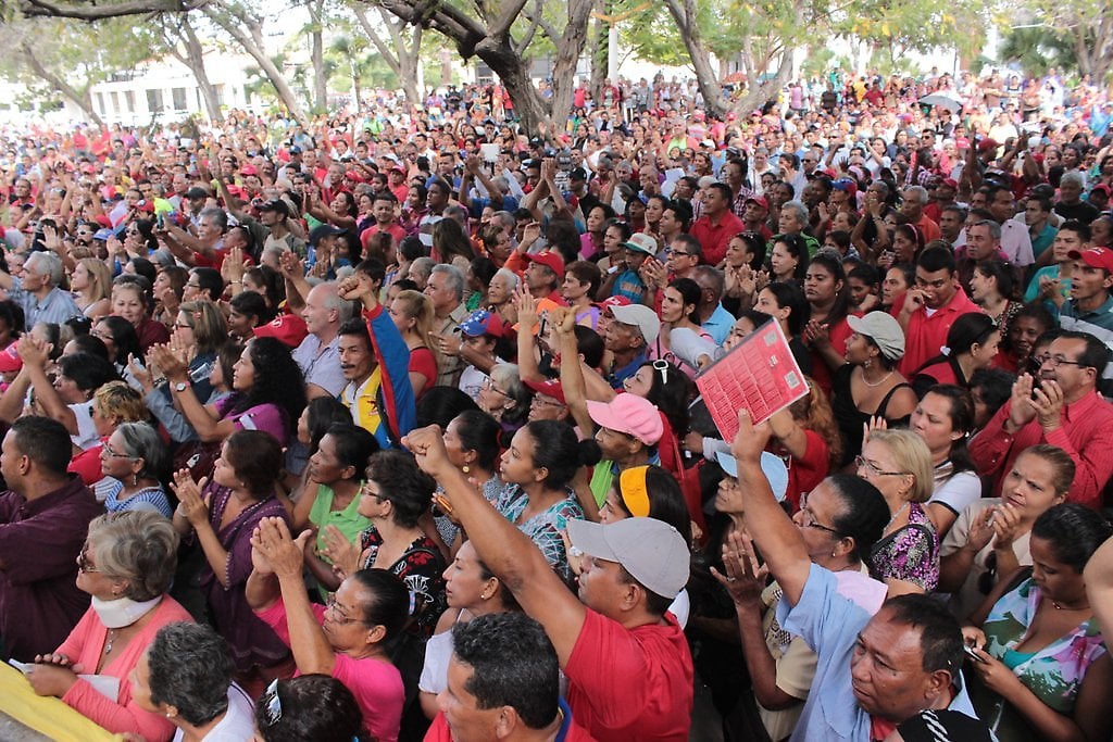 Miles de Zulianos atendieron de manera masiva el llamado a la carnetiación de la Patria, el cual se llevó a cabo en la Plaza Bolívar de Maracaibo.