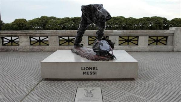 Estatua de Lionel Messi derribada