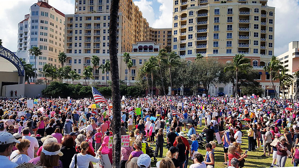 Las mujeres movilizadas en Palm Beach, ante el discurso de odio, divisionista, racial del nuevo presidente de los EEUU.