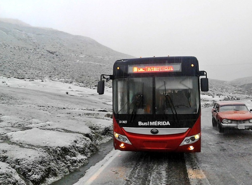 Durante el año 2016 se registraron fuertes nevadas en la zona norte de la entidad merideña. En la IMAGEN: Un transporte que cubre la ruta del páramo con la ciudad de Mérida.