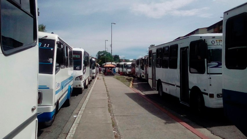 Chóferes del transporte público privado estacionan sus unidades en la avenida Las Américas, ocasionando un  "trancazo" en la ciudad de Mérida.