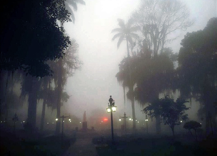 Plaza de Milla en la ciudad de Mérida, envuelta por una densa capa de niebla durante la tarde de ayer.