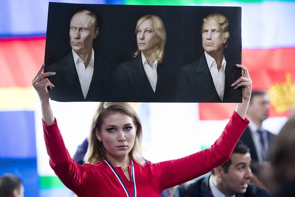 Una periodista protesta contra Putin, Le Pen y Trump en Moscú, en diciembre pasado.