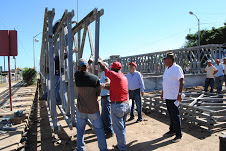 Colocación del puente de hierro provisional sobre el río Guanape   