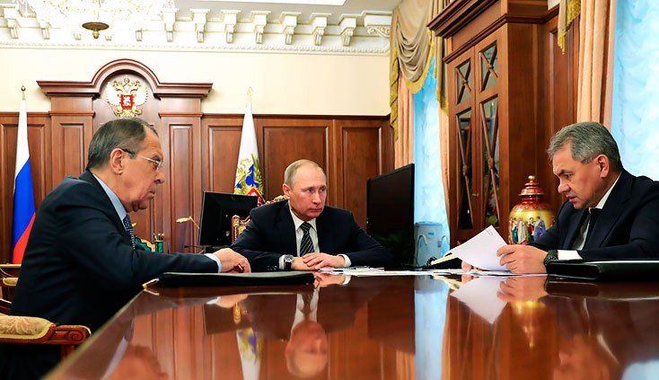 El presidente Vladimir Putin anunció la tregua en Siria durante un encuentro televisado con sus ministros de Defensa y Relaciones Exteriores.