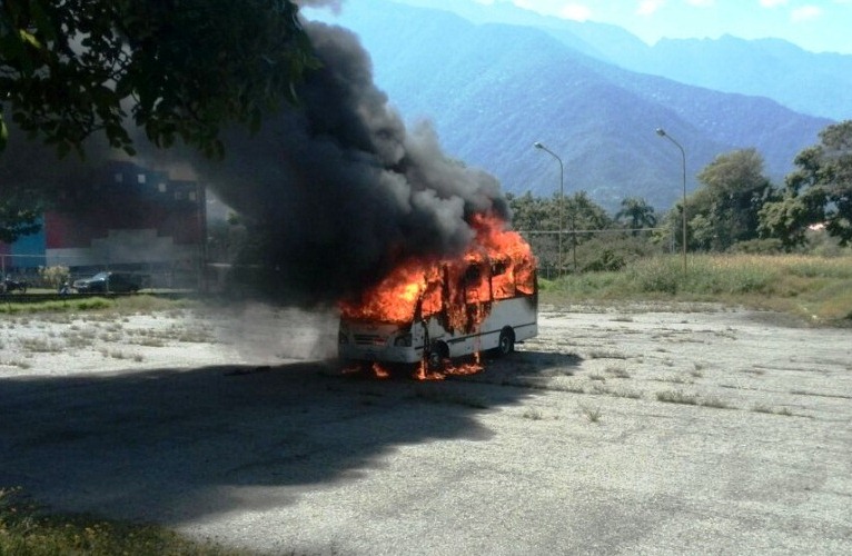 Elementos armados secuestraron con sus pasajeros   unidad del transporte al interior de la Universidad de Los Andes para quemarla.