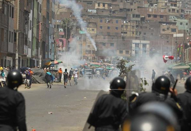 Decenas de personas fueron detenidas por la policía en Lima