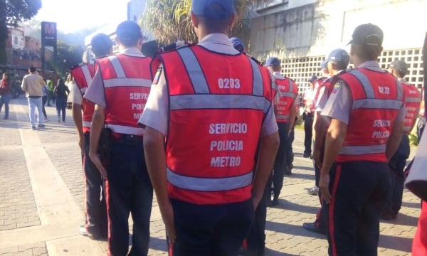 "Se prohíbe la economía informal dentro de los vagones del metro", afirmó el ministro Néstor Luis Reverol.