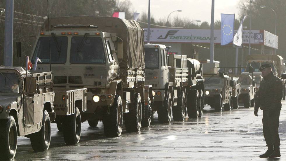 Vehículos militares de Estados Unidos entrando en Polonia este jueves