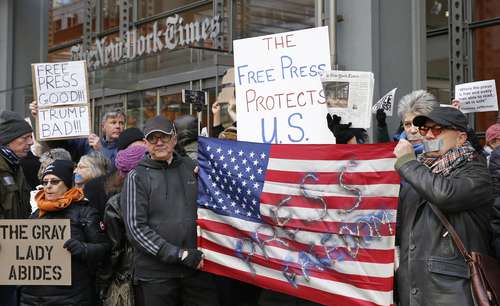 Neoyorquinos desafiaron ayer temperaturas gélidas y se manifestaron afuera de las oficinas del New York Times para expresar su apoyo al rotativo y en defensa de la primera enmienda de la Constitución de Estados Unidos que habla sobre la libertad de expresión