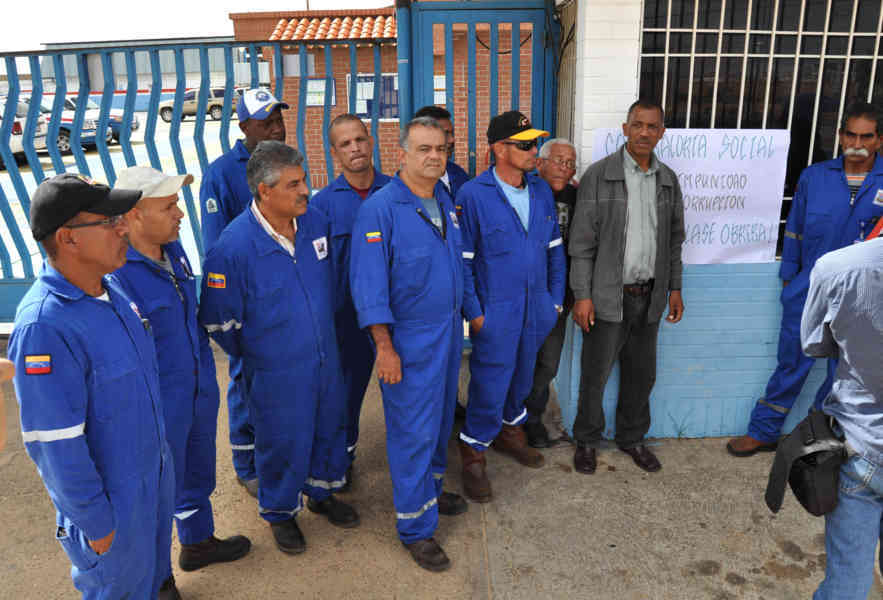 Giovanni Urbaneja con trabajadores de la empresa Hot Oil Services C.A