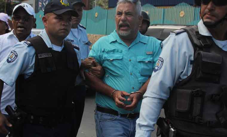 Momento en el que se llevan detenido al profesor Carlos Pinto