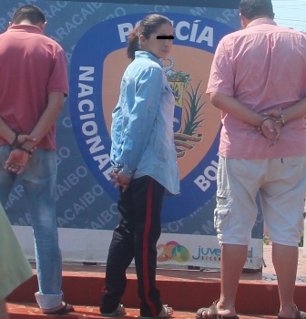 Sorailín Karina Reiyan, al centro junto a dos detenidos de otros procedimientos