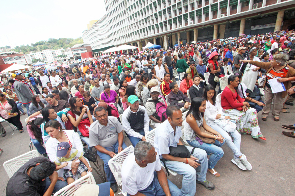Las colas en plaza Caracas comenzaron desde la madrugada del sábado y el proceso tarda unos 8 minutos