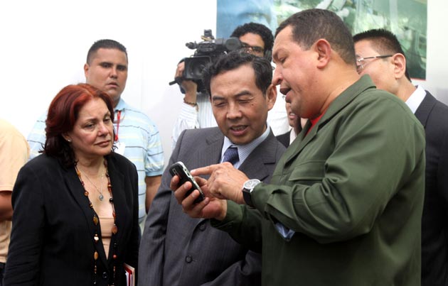 El presidente Hugo Chávez fue el artífice de un convenio con empresas Chinas, las cuales trasladaron su tecnología a Venezuela, para iniciar la fabricación de teléfonos, tabletas, servidores y computadoras.