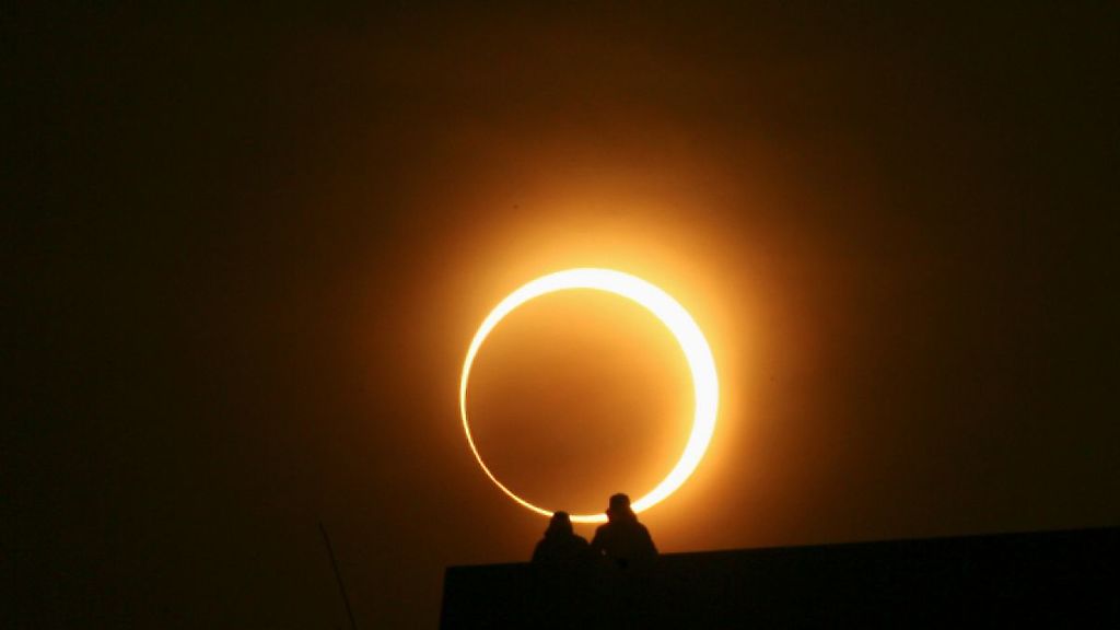 Imagen del eclipse solar anular, denominado "anillo de fuego".