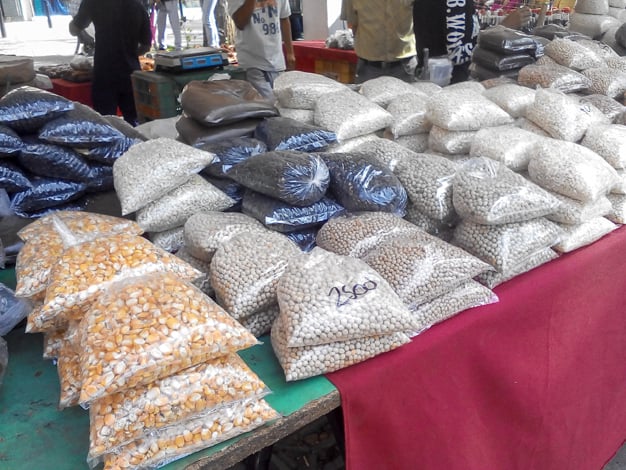 En distintos comercios se vende un kilo de caraotas y garbanzos con costos que alcanzan los Bs 6 mil y 14 mil por kilo, respectivamente.