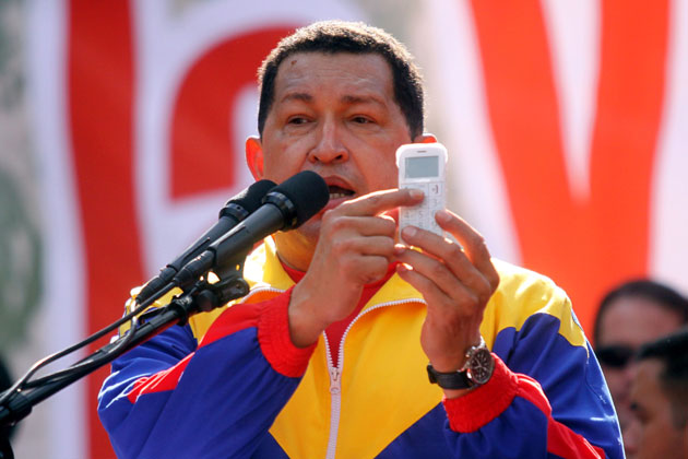 Hugo Chávez le dedicó mucho esfuerzo a las telecomunicaciones, soñaba con celulares para todo el pueblo. Aquí presenta el emblemático "Vergatario"