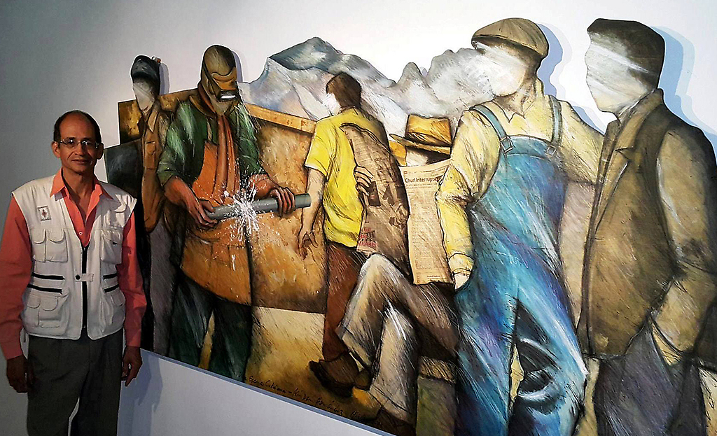 El artista junto a su obra "Una Escena cotidiana" en homenaje a los trabajadores del mundo.