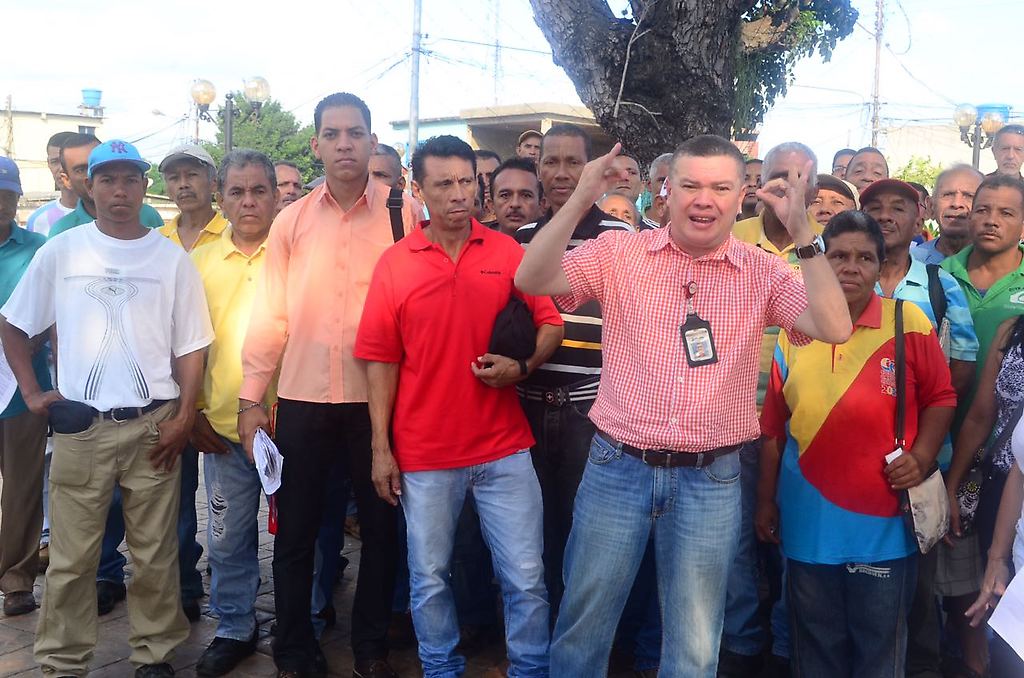 Juan Carlos Duno con los trabajadores de El Palito