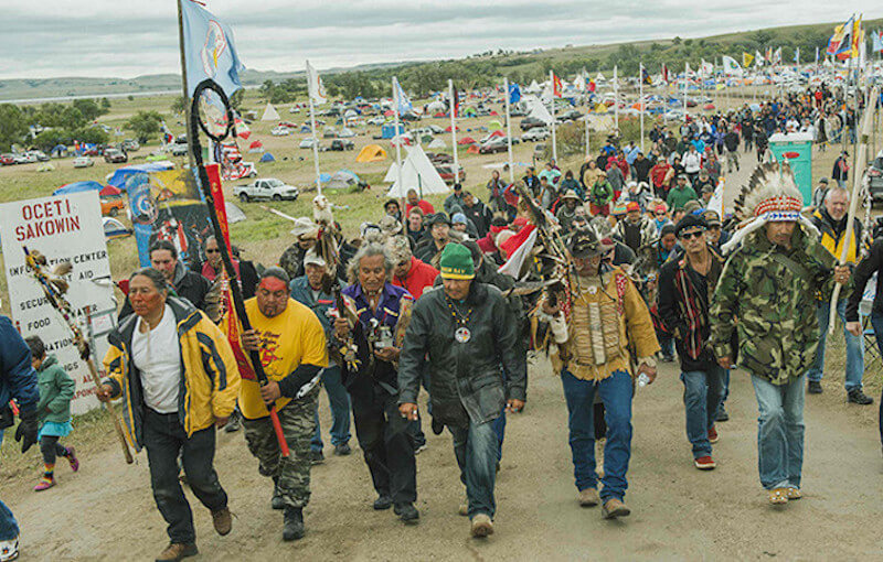 Los indígenas sioux redoblan batalla legal contra oleoducto en Dakota y continúan la resistencia.