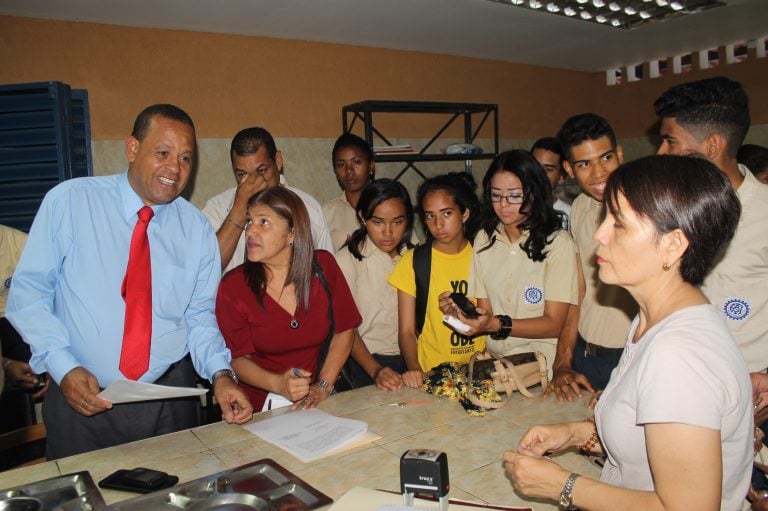 la Alcaldía asumirá la administración y gerencia de las cantinas, con la responsabilidad de acondicionar los espacios destinados para su funcionamiento, cubriendo los costos de la reparación y mantenimiento de la infraestructura, dotación de los recursos de línea blanca, equipos y utensilios necesarios y la asignación del personal a cargo.