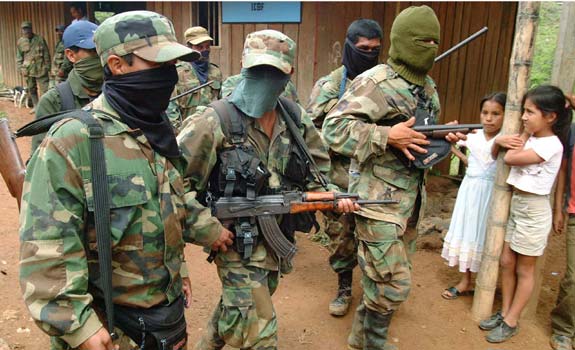 El paramilitarismo colombiano mantiene en jaque al Estado del país vecino, ahora incursionan en nuestro territorio y exigen retorno de un decomiso.