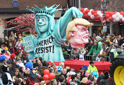 Efigies de la Estatua de la Libertad y el presidente estadunidense Donald Trump en el desfile del carnaval Rose Monday, en Dusseldorf, Alemania