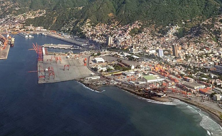 El importante puerto de La Guaira (estado Vargas) en medio de un escenario desolador y preocupante, por la escasa presencia de barcos de cargas o mercantes.