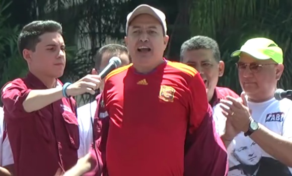 Richard Blanco, el mismo que durante un mitin político se equivocó de camiseta y en vez de ponerse la de Venezuela sorprendió a sus partidarios con la de España.