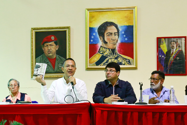 El ministro Villegas exhortó a la población a leer este libro, un conjunto de textos políticos que redactó Alfredo Maneiro durante su época de lucha.