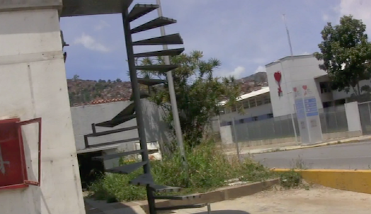 Así quedaron las escaleras en la canibalizada estación de servicios de PDVSA frente a la UCAB