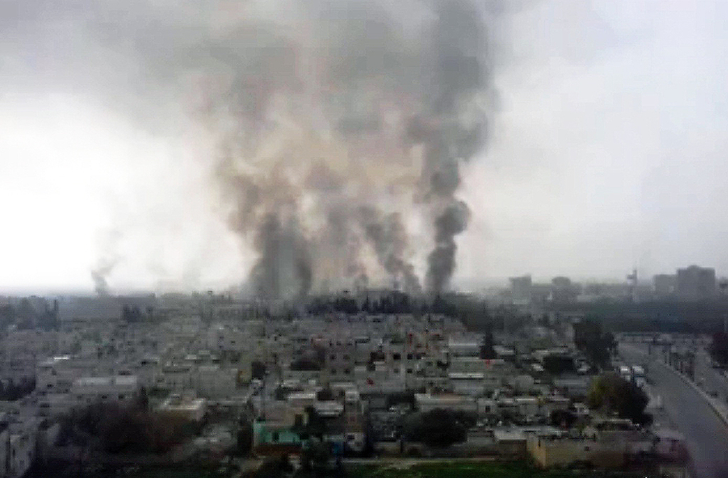 Densas columnas de humo se observan en el barrio de Jobar en Damasco, lugar en donde se produjo el ataque terrorista.