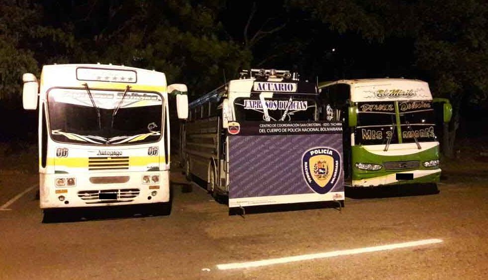 Retiene tres autobuses por contrabando de gasolina