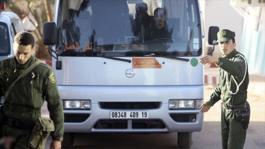 Fuerzas de seguridad argelinas escoltan a un microbús en donde transportan a los supuestos espías israelíes