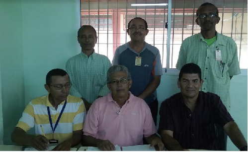 Dario Molina (al centro) y miembros del sindicato de Trabajadores Hidrosanitarios del estado Falcón