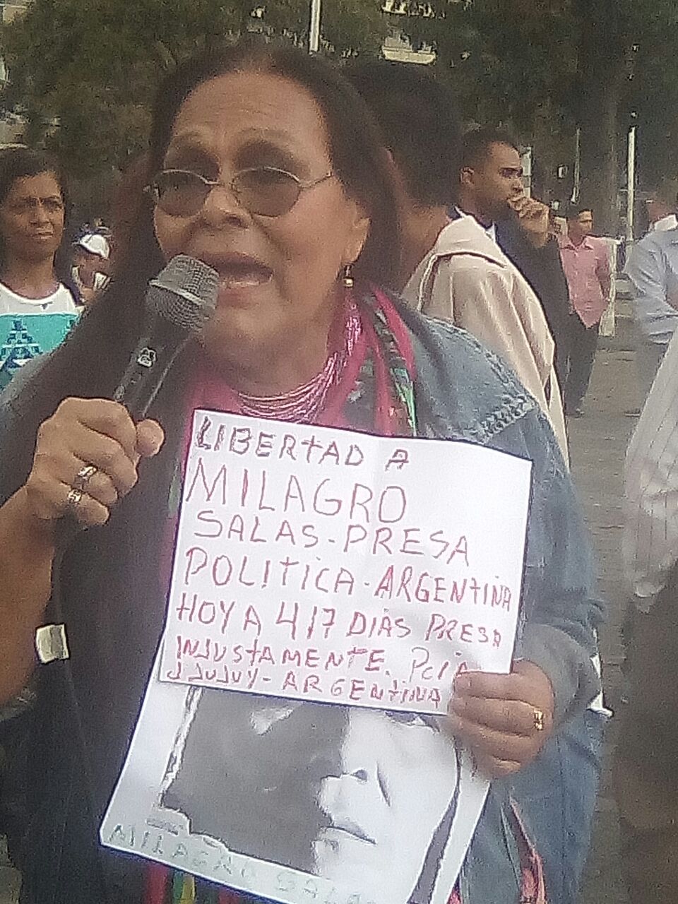 mujer de la etnia vichi, argentina, pidiendo solidaridad para Milagro salas, presa politica de macri