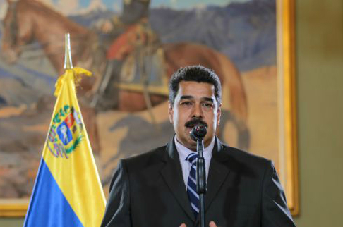 En un acto efectuado en el Palacio Presidencial de Miraflores, en Caracas, el presidente Maduro hizo entrega de la Orden Francisco de Miranda al embajador del Reino de Arabia Saudita, Jamal Ibrahim Nasef