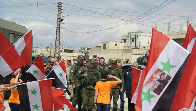 Una delegación de niños sirios dan la bienvenida al contingente de militares rusos que llegan con asistencia humanitaria.